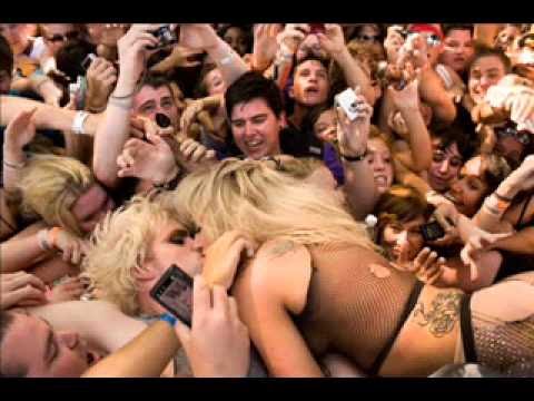 eEZlRm9VVnFKZ0kx_o_lady-gaga-nearly-naked-kiss-a-guy-crowd-surfing-at 