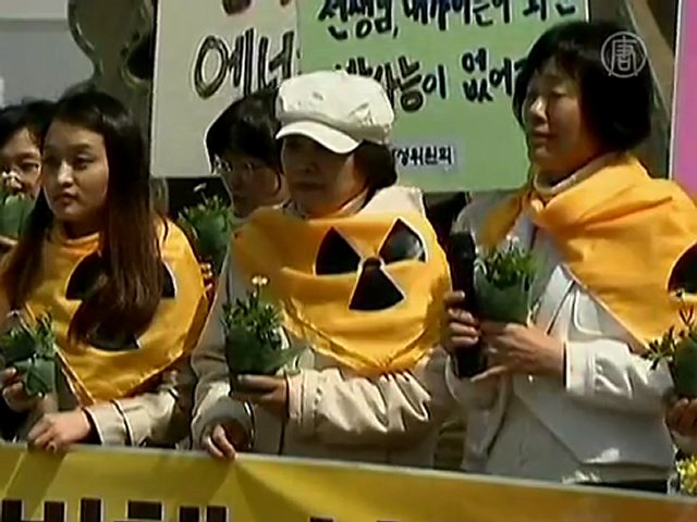 South Korean Female Environmentalists Stage Anti-nuclear Rally in 